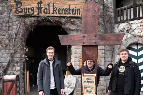 Am Pranger vor der Burg Falkenstein: (von links) David Mavric, Ole Wolf und Marcel Ruhstorfer.