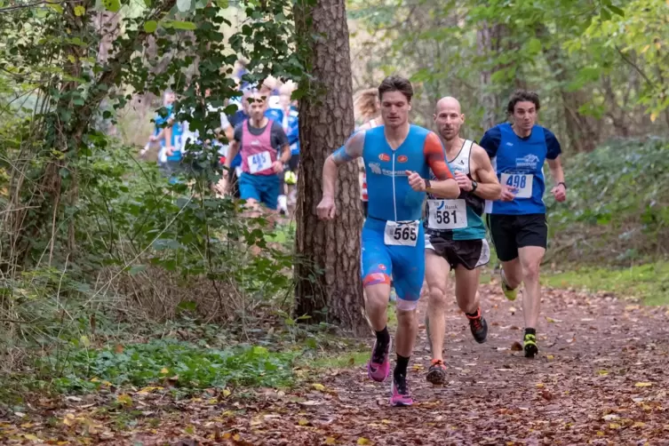  Henrik Hamm noch vor Marc Brenckle, der den 4,2 Kilometer langen Cross gewann.