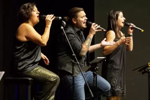 „Musikverrückt“ auf der Ramsteiner Bühne: Suzanne Dowaliby, Manuel und Kathrin Lothschütz