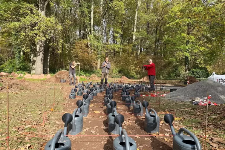 Beim Einrichten der Gießkannen-Installation: Thomas Brenner (Mitte) mit seinen Mitstreitern Jens Wagner (links) und Andreas Zink