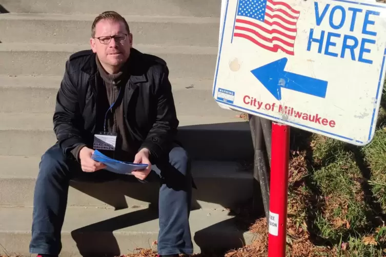 Christian Schreider vor dem Wahllokal in Milwaukee, einer 570.000-Einwohner-Stadt am Westufer des Lake Michigan im US-Bundesstaa