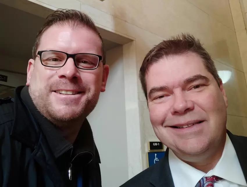 Schreider mit dem Wahlleiter, dem Milwaukee County Clerk George L. Christenson.