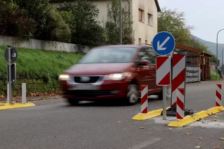 Das Rasen auf der Hauptstraße könnte nun endlich ein Ende haben. Denn seit zwei Wochen stehen die Fahrbahnverengungen.