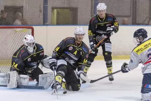 Kaum zu überwinden: EHC-Torhüter Viktor Lust (links), hier mit seinem Teamkollegen Frederic Hellmann (Mitte).