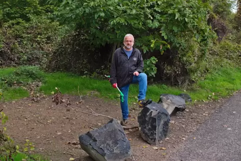 Bucht am Uferweg: Die Absperrung mit Steinen habe einiges bewirkt, sagt Rolf Schillinger.