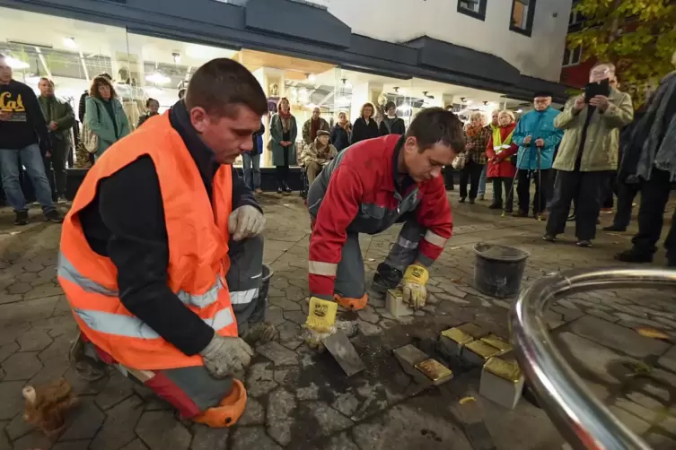 Die EWF-Mitarbeiter Maximilian Dorvos (links) und Andreas Eisele haben am Mittwochabend die Stolpersteine in der Schnurgasse ver