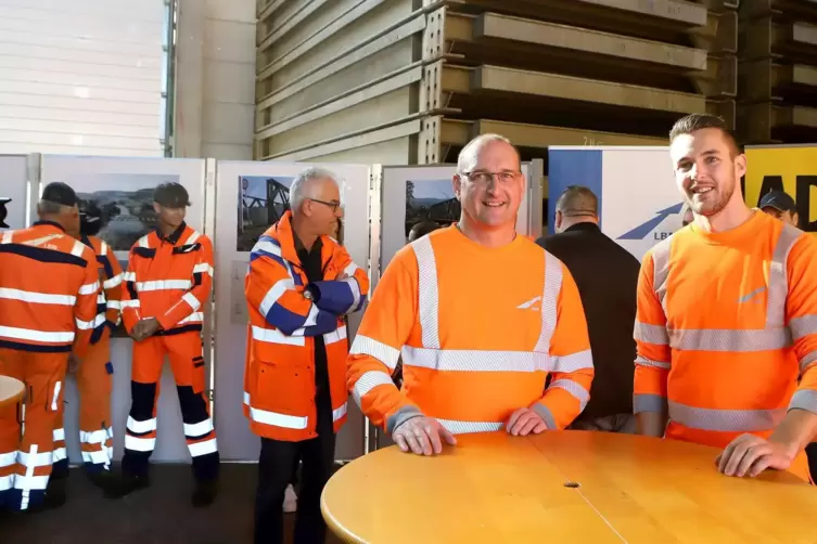 Freuten sich zusammen mit ihren Kollegen über die Ehrung: Die Straßenwärter Peter Lenhart und Kevin Rösch können aus ihrem Beruf