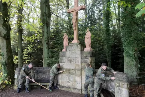 Das Kriegerdenkmal auf dem Liebfrauenberg wird gesäubert.