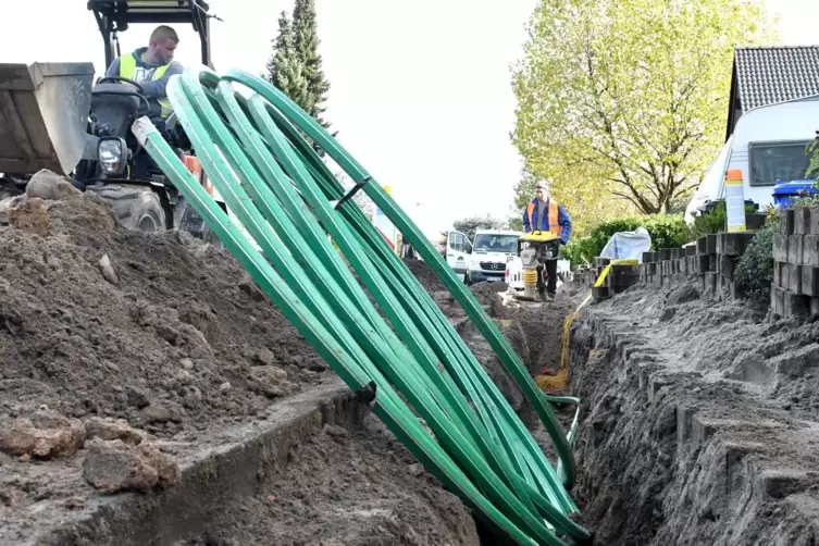 Die Leerrohre für die Glasfaserkabel werden in Weisenheim am Berg neu verlegt. 