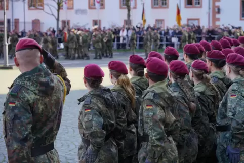 Feierlicher Appell auf dem Pflaster vor dem Landesparlament