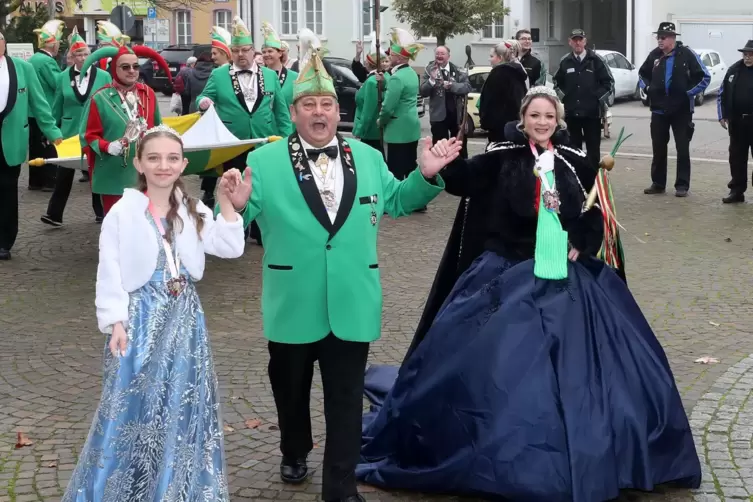 In Schifferstadt enterten Schlotten-Präsident Michael Rupp sowie Prinzessin Michele und Kinderprinzessin Mariella das Rathaus.