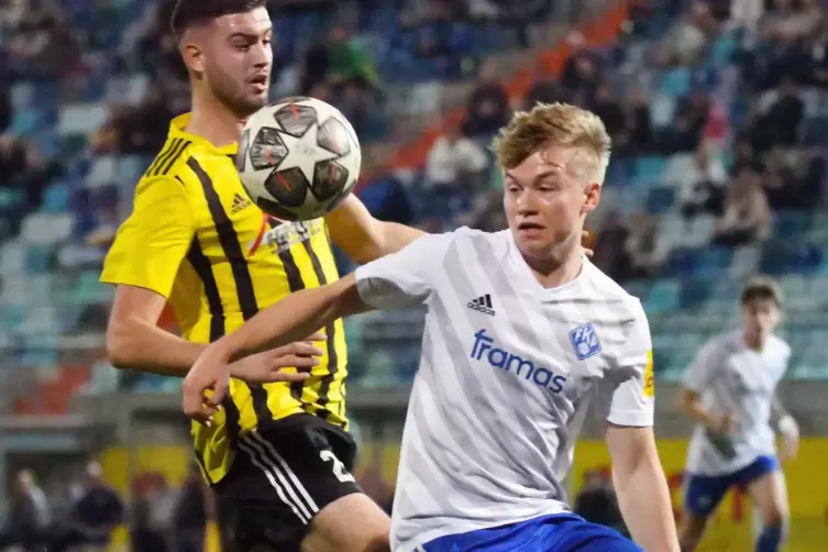 Beim FCK und bei Schalke 04 ausgebildet: Ecken- und Freistoßspezialist Moritz Theobald (rechts), hier mit dem Morlauterer Joshua