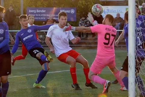 Kurz vor der Pause erzielt Pascal Groh (weißes Trikot) das 1:0 für Weisenheim. Der Ludwigshafener Dennis Novak (links) kann es n