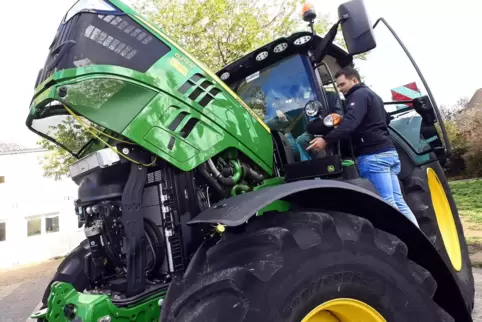 Hingucker: ein John-Deere-Traktor, der autonom fahren kann. Mitarbeiter Armin Steig von Fischer Landmaschinen aus Niederkirchen 