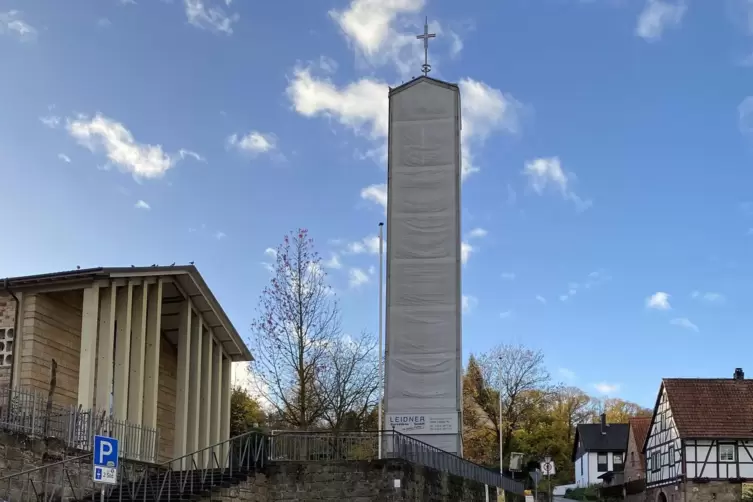 Der Turm gehört zum Dorfbild, aber die Kostenfrage sitzt den Gemeindemitgliedern im Nacken. 