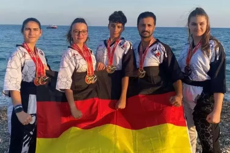 Kehrten erolgreich aus der Türkei zurück (von links): Sarah Bader, Lale Patak, Ali Can Gül, Sedat Sagiroglu, Selin Güler. 