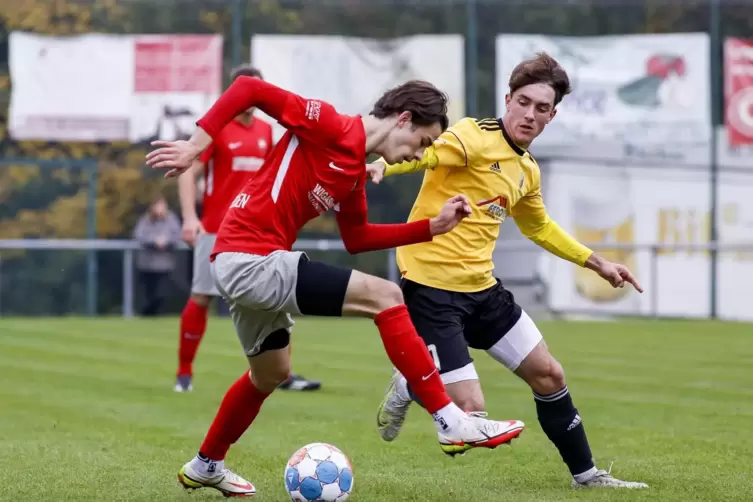 Ist wieder zurück im Kader: Alex Velikov (in Rot) vom SV Steinwenden. 