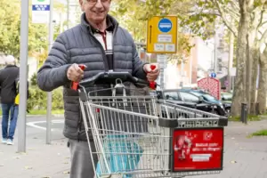 Bernhard Riesler geht für Bedürftige einkaufen. 