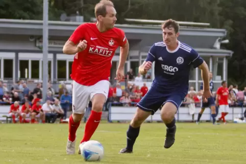 Vier Tore hat er in dieser Saison für den SV Gundersweiler geschossen: Josef Wernz (im blauen Trikot). Das Bild zeigt ihn im Due