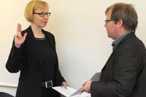 Elke Schanzenbächer (CDU) bei der Ernennung zur Beigeordneten durch Verbandsbürgermiester Jürgen Oberholz im April 2016. 