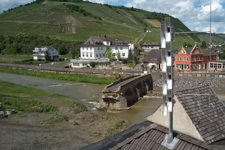 In der Gemeinde Rech hat die Flut 2021 den ganzen Ortskern zerstört. Jüngst wurde eine elektronische Sirene auf dem Dach des Gem