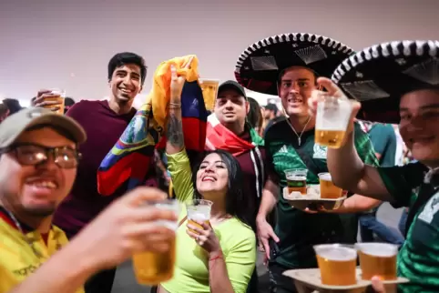 Feiernde Menschen in einer offiziellen Fan-Zone in Doha.