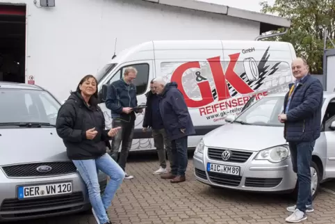 Bei der Übergabe der Autos in Gemersheim: Erwin Leuthner (Mitte), weitere Helfer und die neuen Besitzer.