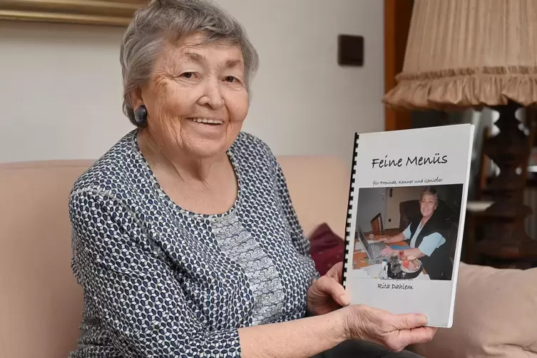 Rita Dahlem kocht leidenschaftlich gerne. Ihre Rezepte sind als Teil einer Sammlung auch gedruckt worden. 