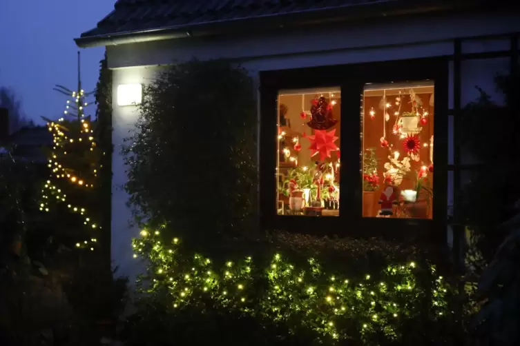 Weihnachtliche Beleuchtung sieht schön aus, der Preis für den dafür benötigten Strom kann aber den Geldbeutel ziemlich belasten.