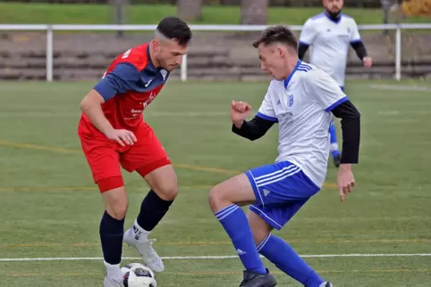 Schütze des 1:0 für Weisenheim bei der Heimpartie gegen Ebertsheim: Maximilian Stahl (rotes Trikot).