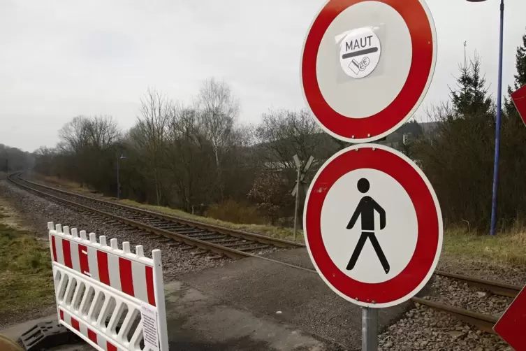 Wegen Gleisbauarbeiten werden zwei Bahnübergänge gesperrt. 