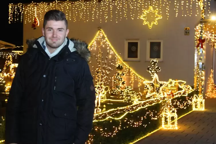 Sorgt für einen Lichtblick: Christian Schäfer, hier vor seinem beleuchteten Elternhaus in Mechtersheim im Jahr 2016. 