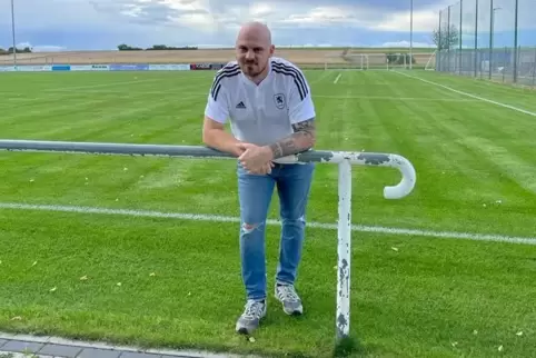 Johannes Henrich fühlt sich auf dem Sportplatz in Stetten rundum wohl, ist aber auch gerne in den europäischen Stadien unterwegs