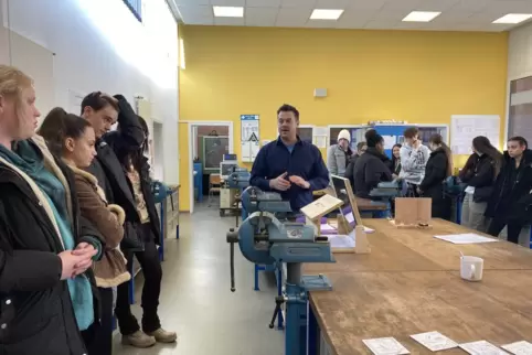 Christian Schiwek von der Handwerkskammer Pfalz erklärt Schülern der BBS Landstuhl unterschiedliche Stationen, an denen sie ihre