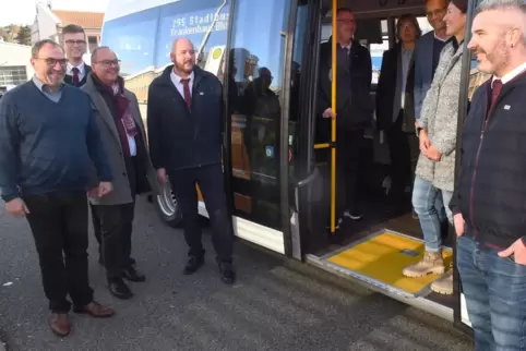 Probefahrt gut überstanden: Bei der Präsentation des neuen Stadtbus-Fahrzeugs wurden die Vorzüge unter die Lupe genommen. 