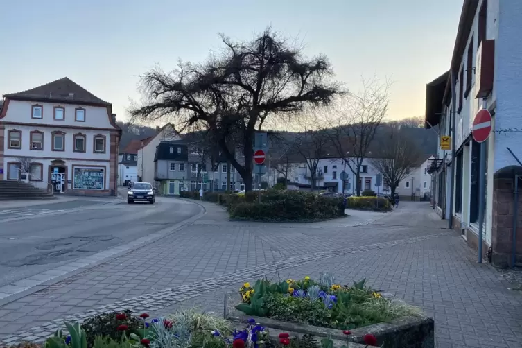 Bevor es an die Neugestaltung des Kolping-Platzes geht, werden zunächst die Versorgungsleitungen in der Hauptstraße saniert. 