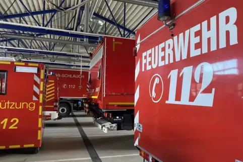 Ein Blick in die große Fahrzeughalle der Feuerwache.