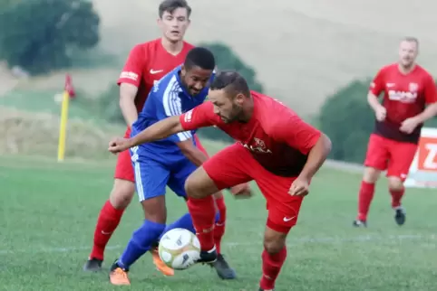 Sajoscha Basalyk (vorne) und sein SV Gundersweiler erwarten mit dem SV Katzweiler die „Mannschaft der Stunde“.