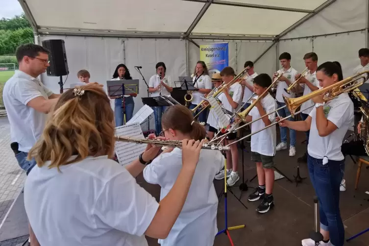 Die „Junge Bläserbande“ spielte bei der Jugendolympiade des Landkreises, die im Sommer in Jettenbach stattfand.