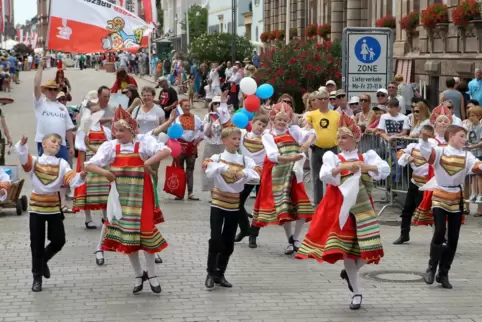 2023 wegen der politischen Lage eher unwahrscheinlich: junge Tänzer aus der russischen Partnerstadt Kursk beim Brezelfestumzug. 