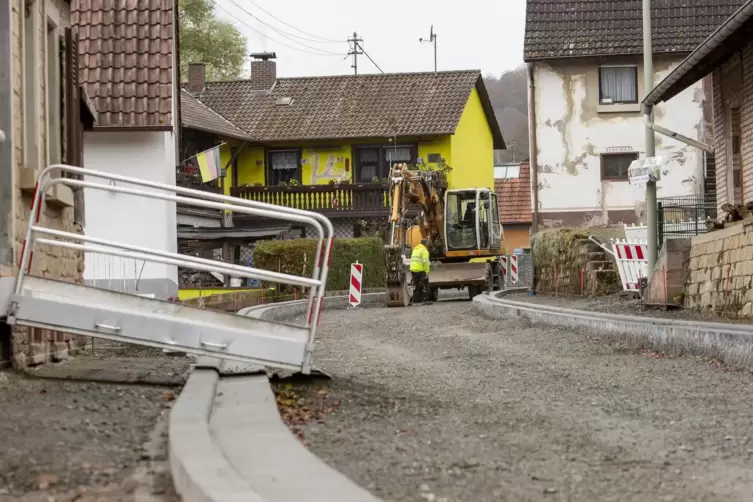 Bild aus der Bauzeit: Eineinhalb Jahre dauerte es, bis die Ortsdurchfahrt fertig war.