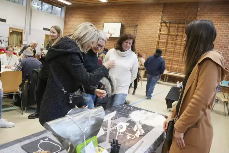 Goldschmiedin Sabine Schumacher (rechts) an ihrem Stand.