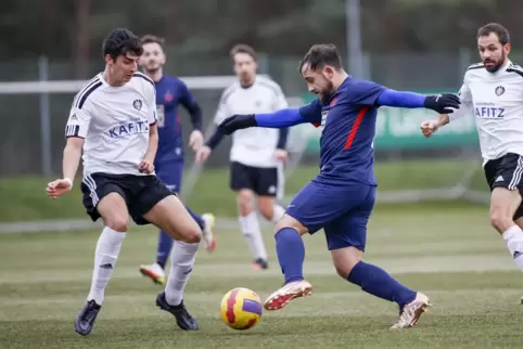 TSG-Spieler Stefanos Bibudis (links) konnte Janik Santos Abreu und die FCK-Portugiesen kaum stoppen. 