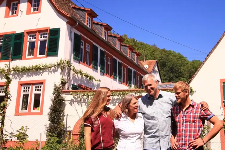 Familienfoto vor dem Weingut, das sich in einem über 400 Jahre alten Gebäude befindet: (von links) Dorothea, Gerlinde, Frank und