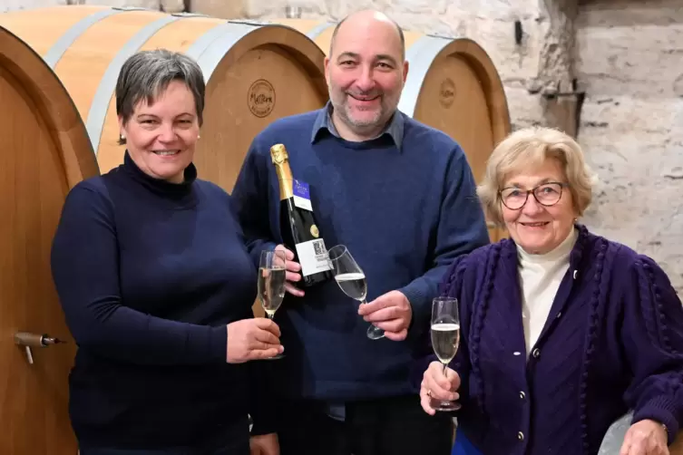 Sie kümmern sich um alle Aufgaben rund ums Weingut und probieren gerne den Siegersekt: Thomas, Sabine und Irma Steigelmann. 