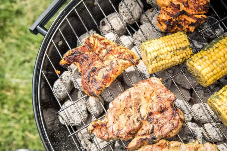 Gutes Fleisch auf den Grill legen.