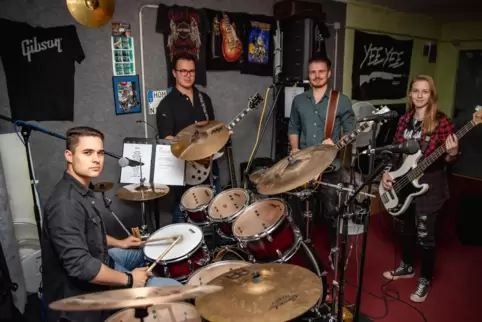 Die neue Zweibrücker Rockgruppe 7th Son will mit eigenen Titeln begeistern. Unser Foto zeigt (von links) Nils Neumann, Marc Klei