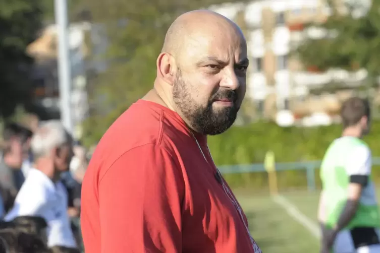 Ediz Sari, Trainer des TuS Rüssingen, war zuletzt alles andere als begeistert von der Leistung seines Teams. 