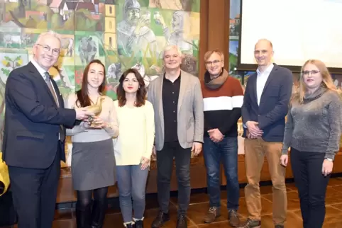 Die Verleihung der Friedenstaube (von links): Rainer Guth, Svetlana Hud, Viktoria Milkova, Norbert Willenbacher, Toni Tancevski,