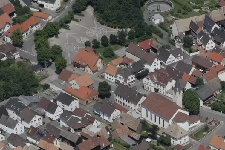 Das Rathaus in der Dorfmitte mit seinem Hof kann mittelfristig zu einem echten Bürgerhaus werden.